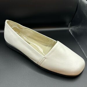 White leather aerosols flats size 9 1/2 wide